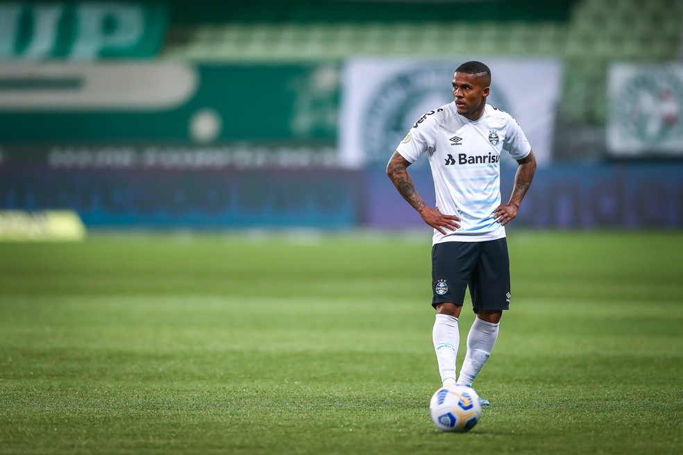 Douglas Costa abraça culpa por momento do Grêmio e fala sobre vinda de Felipão: Vai nos ajudar