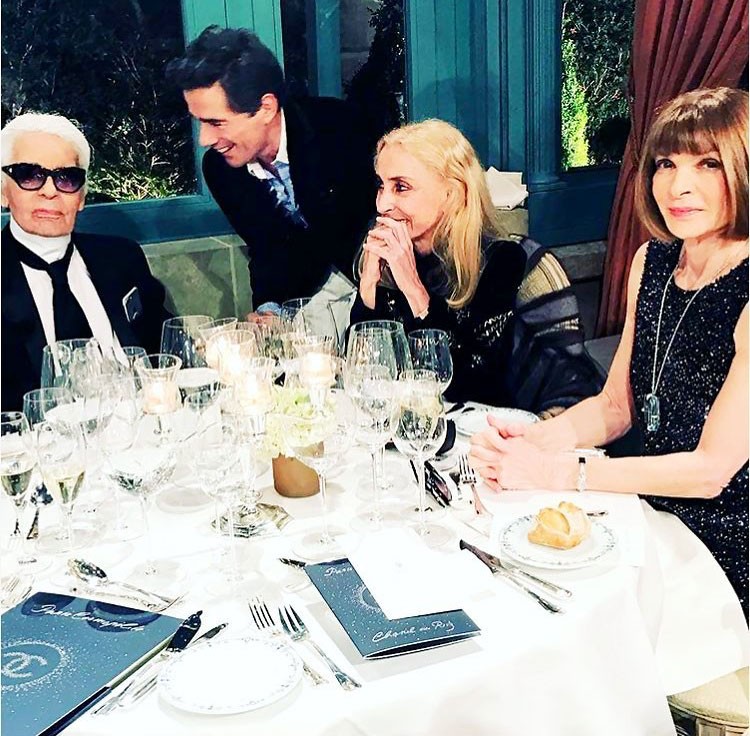 No hotel Ritz, em Paris, há duas semanas, Franca Sozanni assistiu ao desfile da cruise collection da Chanel. Na mesa, a editora italiana sentada com Karl Lagerfeld, Anna Wintour e Vincent Darré (Foto: Reprodução/Instagram)