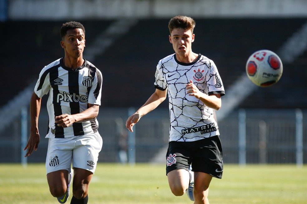 Jogadores de Santos e Corinthians em disputa pelo Paulistão Sub-20 — Foto: Rodrigo Gazzanel / Ag. Corinthians