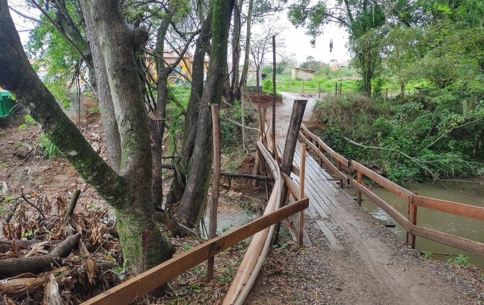 Ponte provisória foi construída em Angatuba para passagem de pedestres e motos — Foto: Aline de Fátima/Arquivo pessoal