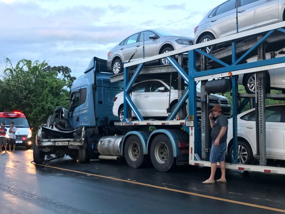 Caminh&atilde;o cegonha estava abastecido de carros no momento da colis&atilde;o (Foto: H&iacute;gor Silva/4O Graus)