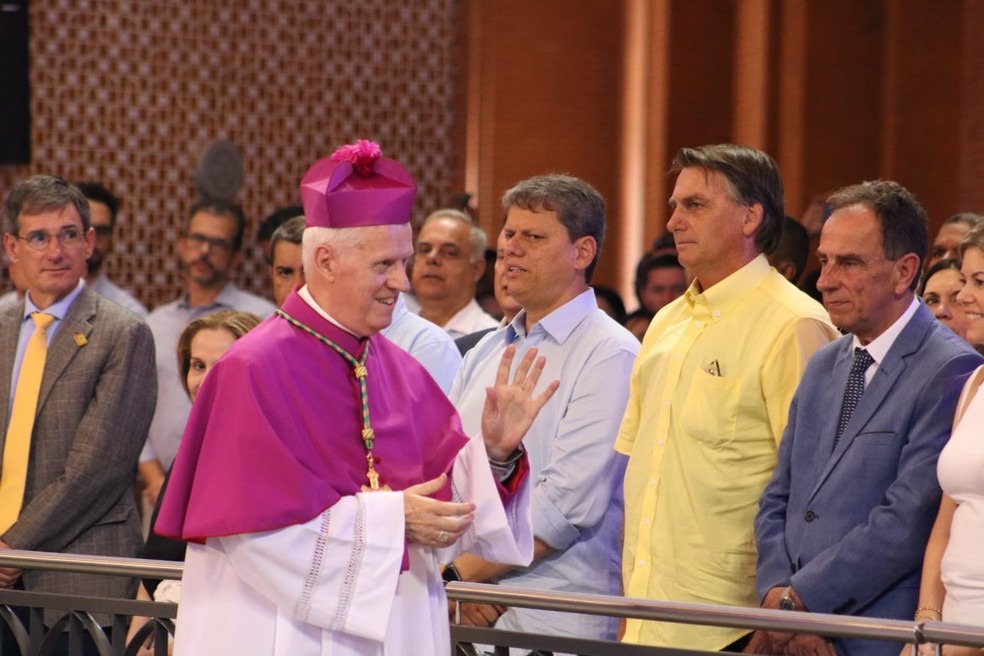 Arcebispo de Aparecida, Dom Orlando Brandes, e Jair Bolsonaro — Foto: Gustavo Marcelino