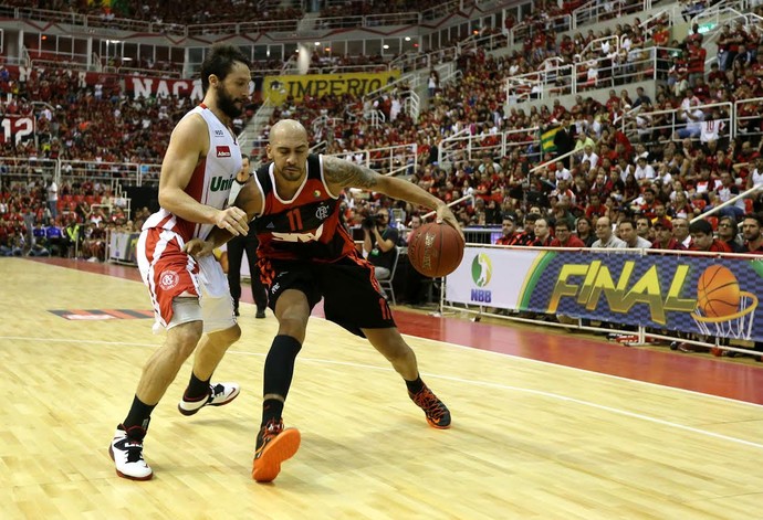 Marquinhos ganha parabéns para você e bi do NBB na festa de 30 anos