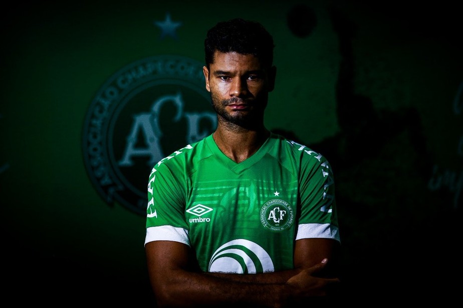 Torcida do Flu invade anÃºncio de Gum e deseja sorte na Chape: â€œCuida bem deleâ€