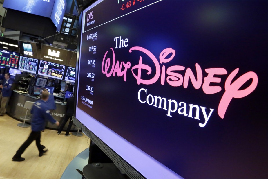 Walt Disney, lucros, balanço, trimestre fiscal - FILE- In this Monday, Aug. 7, 2017, file photo, the Walt Disney Co. logo appears on a screen above the floor of the New York Stock Exchange. The Walt Disney Co. reports financial results Tuesday, Feb. 5, 20