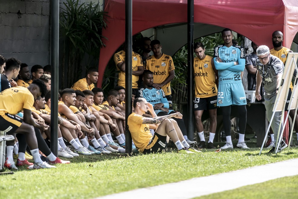 Odair Helmann conversa com elenco do Santos no CT Rei Pelé — Foto: Ivan Storti/Santos FC