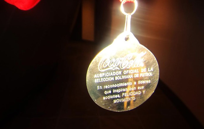 Detalhe da medalha que os jogadores receberam (Foto: Cassius Leitão)