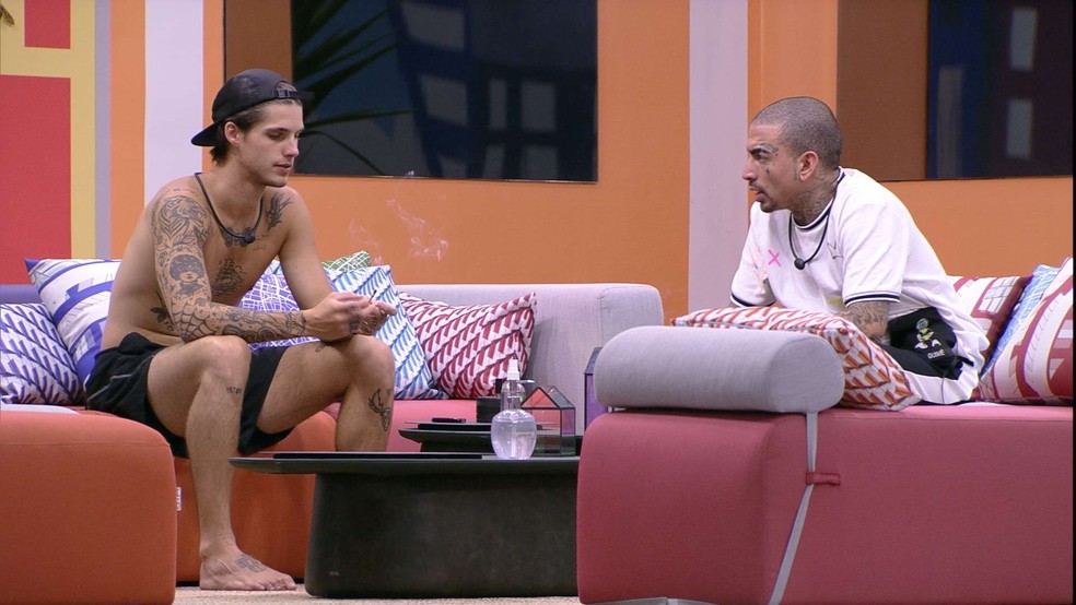 Gabriel e MC Guimê conversam sobre opinião de brothers sobre eles — Foto: Globo