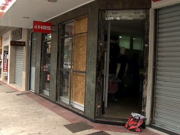 Loja de roupas é arrombada em Vila Velha (Foto: Reprodução/ TV Gazeta)