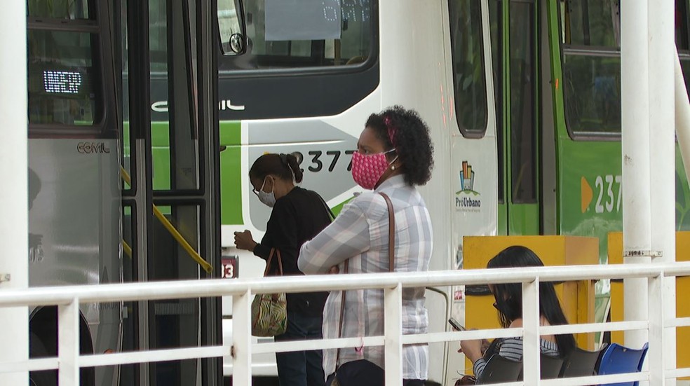Passageiros utilizam m&aacute;scara em terminal de &ocirc;nibus em Ribeir&atilde;o Preto, SP &mdash; Foto: Reprodu&ccedil;&atilde;o/EPTV