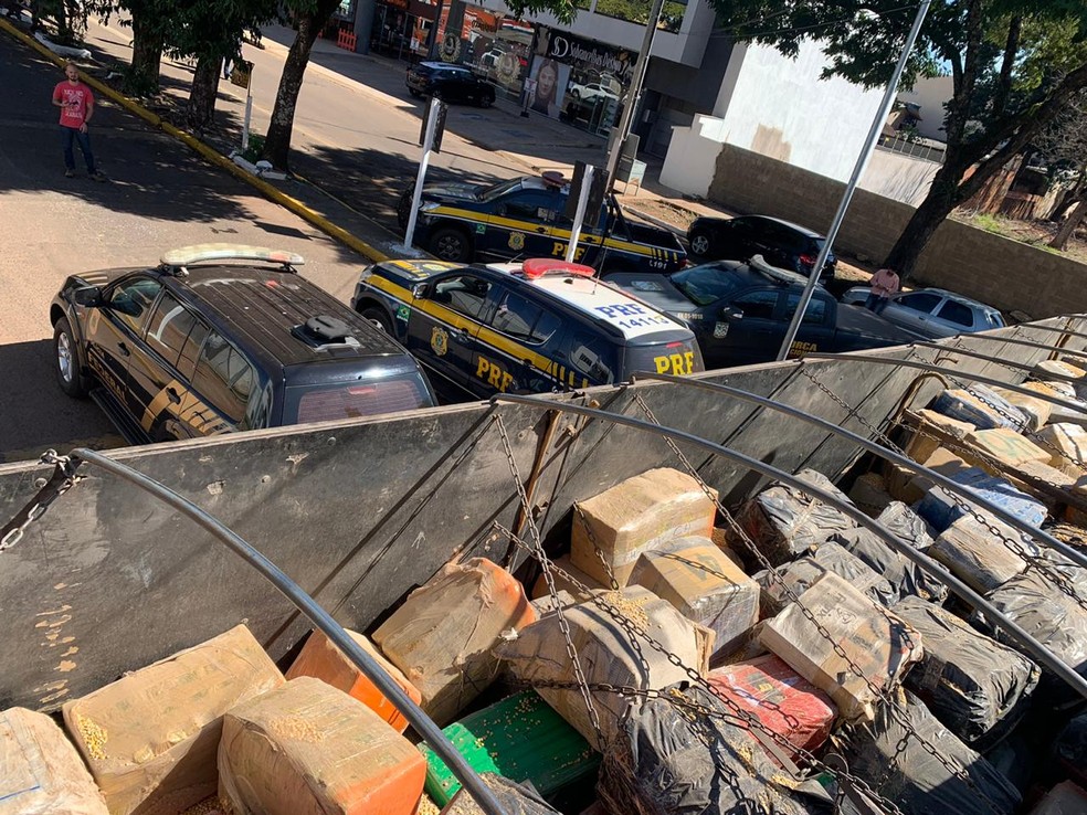 Fardos com 22 toneladas de maconha estavam embaixo de carregamento de milho; caminhão que transportava a carga foi apreendido nesta terça-feira na MS-386 — Foto: PRF e PF/Divulgação
