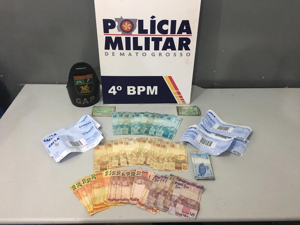 A polícia apreendeu apenas parte do dinheiro roubado — Foto: PM/divulgação
