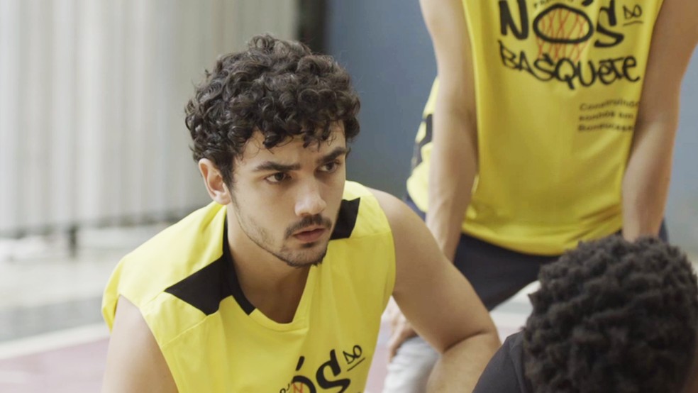 Vicente (Gabriel Contente) se sente mal por machucar Gabi (Giovanna Coimbra) — Foto: TV Globo