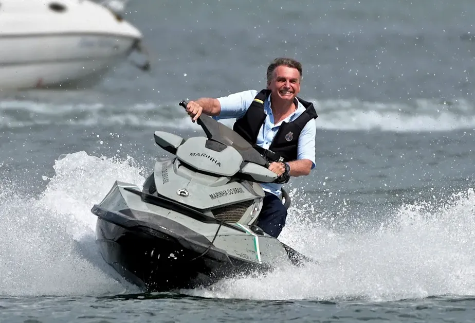 Jair Bolsonaro anda de jet ski