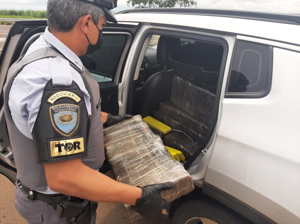 Motorista de 19 anos é preso com mais de 700 kg de maconha em Pongaí — Foto: Polícia Rodoviária/Divulgação