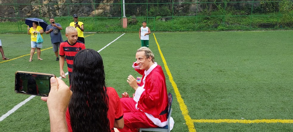 David Luiz, do Flamengo, j&aacute; sem barba e gorro do Papai Noel  &mdash; Foto: Fred Gomes