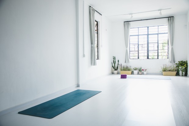 Como organizar um espaço de ioga elegante e bonito em casa (Foto: Getty Images)