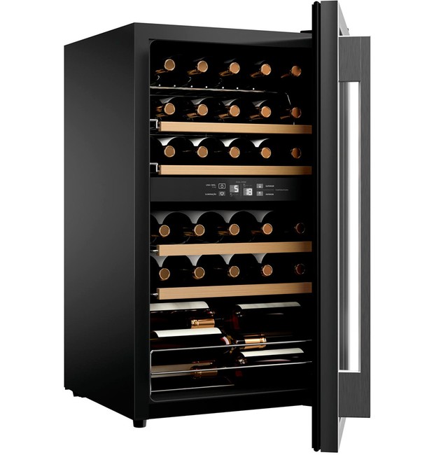 Adega Brastemp para 33 garrafas possui tecnologia dual zone, uma divisão interna para temperaturas diferentes que permite conservar vinhos brancos e tintos (Foto: Reprodução / Shoptime)
