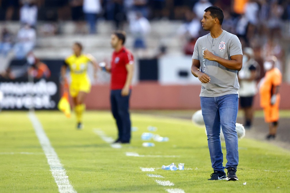 Fernando Lázaro diz se segue à frente do Corinthians e explica escalação de time misto