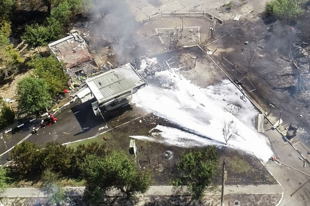 VOLGOGRAD, RUSSIA - AUGUST 10, 2020: Russian Emergencies Ministry employees battle a fire at a filling station in Traktorozavodsky District. Video screen grab. Russian Emergencies Ministry/TASSTHIS IMAGE WAS PROVIDED BY A THIRD PARTY. EDITORIAL USE ONLY  (Foto: Emercom/TASS)