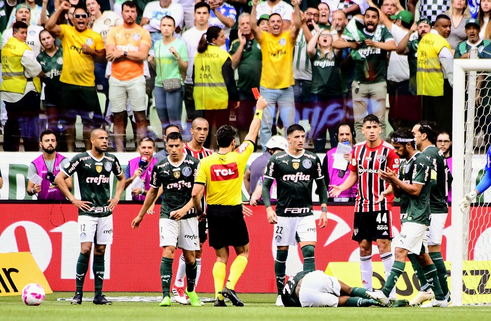 Ferraresi é expulso em Palmeiras x São Paulo — Foto: Marcos Ribolli