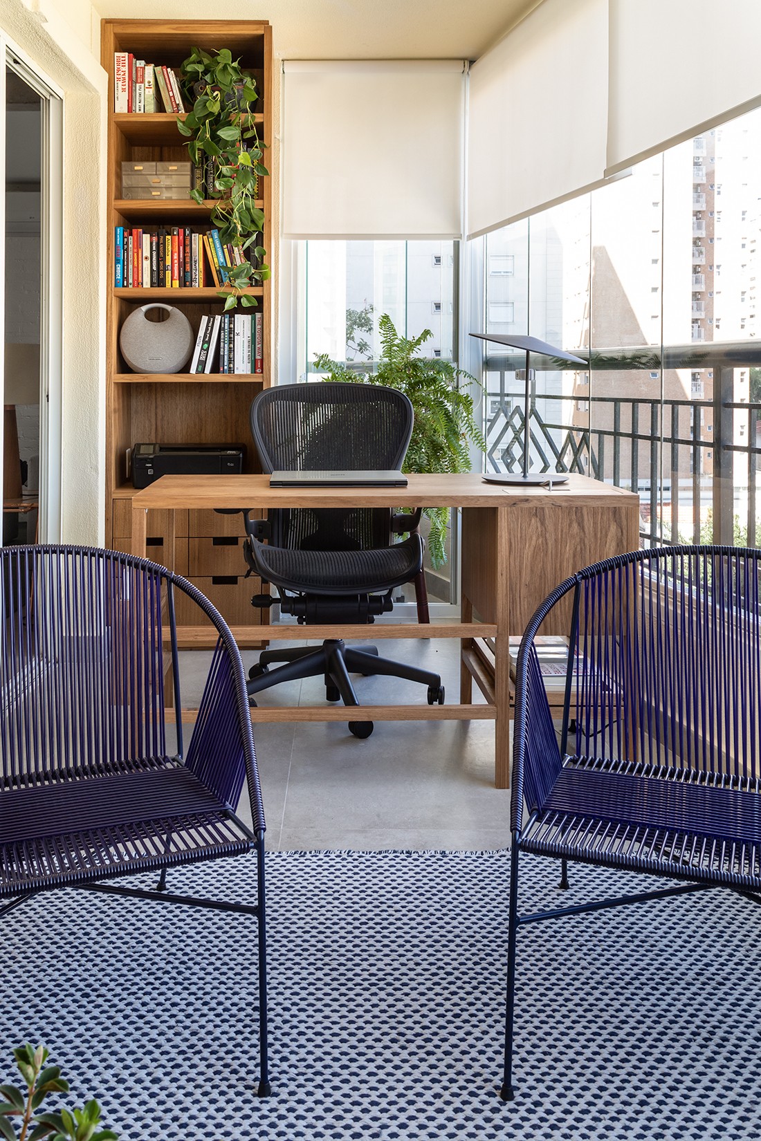 VARANDA | A mesa de home office permite trabalhar com uma vista privilegiada (Foto: Divulgação / Evelyn Müller)