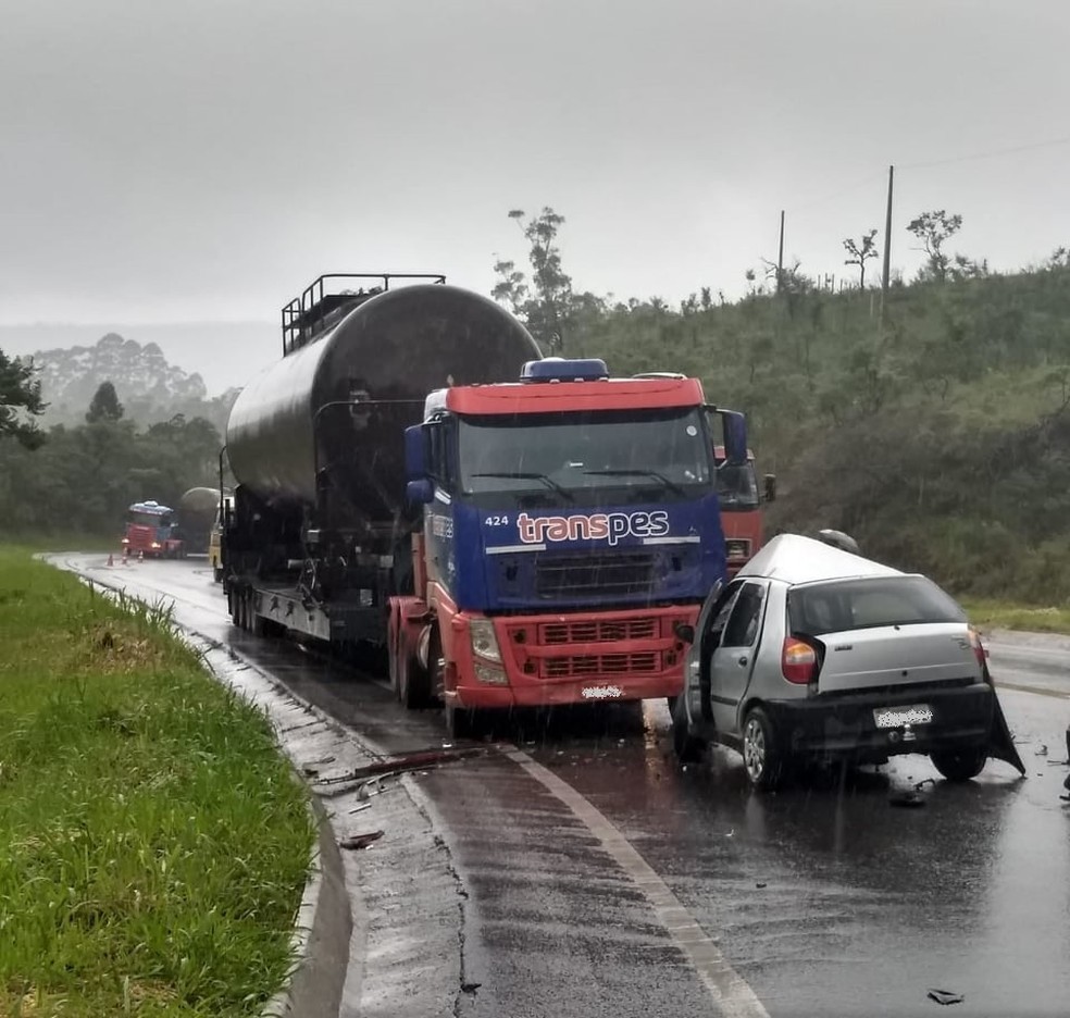 Carro bateu de frente com carreta na BR-265 â?? Foto: Corpo de Bombeiros/DivulgaÃ§Ã£o
