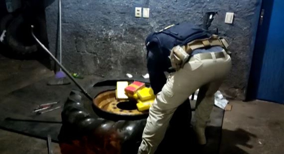 Agentes encontraram 26,2kg de pasta base de cocaína e 79,5 kg de cloridrato de cocaína que estavam escondidos em dois pneus de trator, que eram transportados em carroceria de caminhonete em Viçosa do Ceará. — Foto: Reprodução