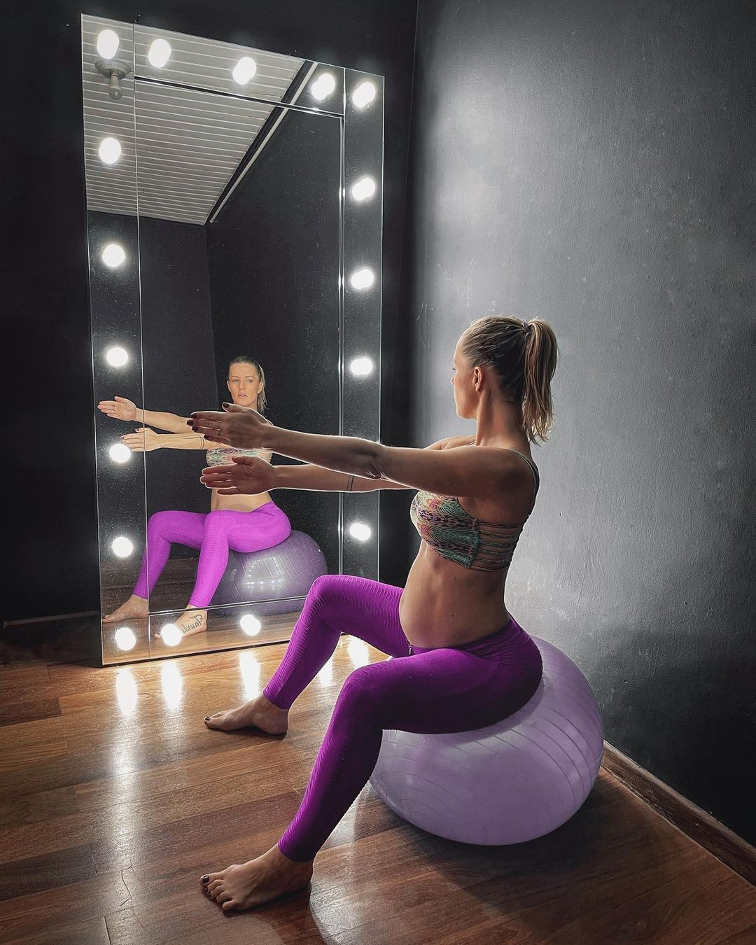 Juliana Valcézia faz exercícios de fisioterapia pélvica (Foto: Reprodução/Instagram)