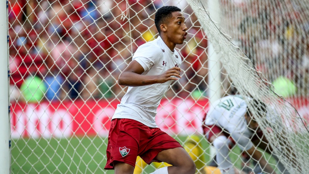João Pedro comemora gol sobre o Flamengo, seu primeiro como profissional — Foto: Lucas Merçon / Fluminense