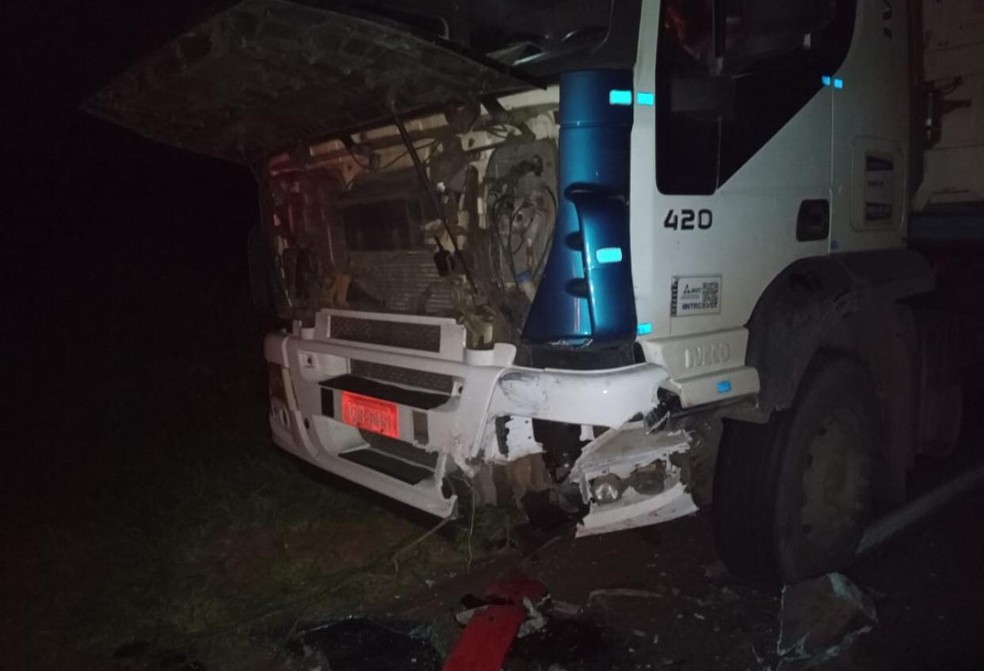 Motorista de caminhão saiu ileso de acidente — Foto: Corpo de Bombeiros/Divulgação