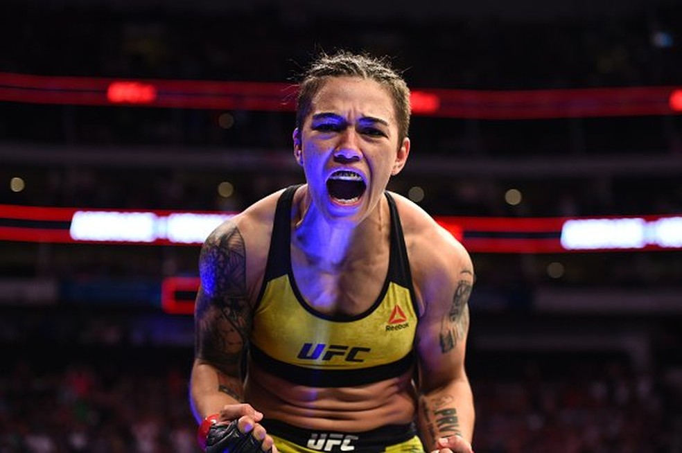 Jéssica Bate-Estaca Andrade disputa o cinturão peso-palha contra Rose Namajunas no UFC 237 — Foto: Reprodução/Twitter
