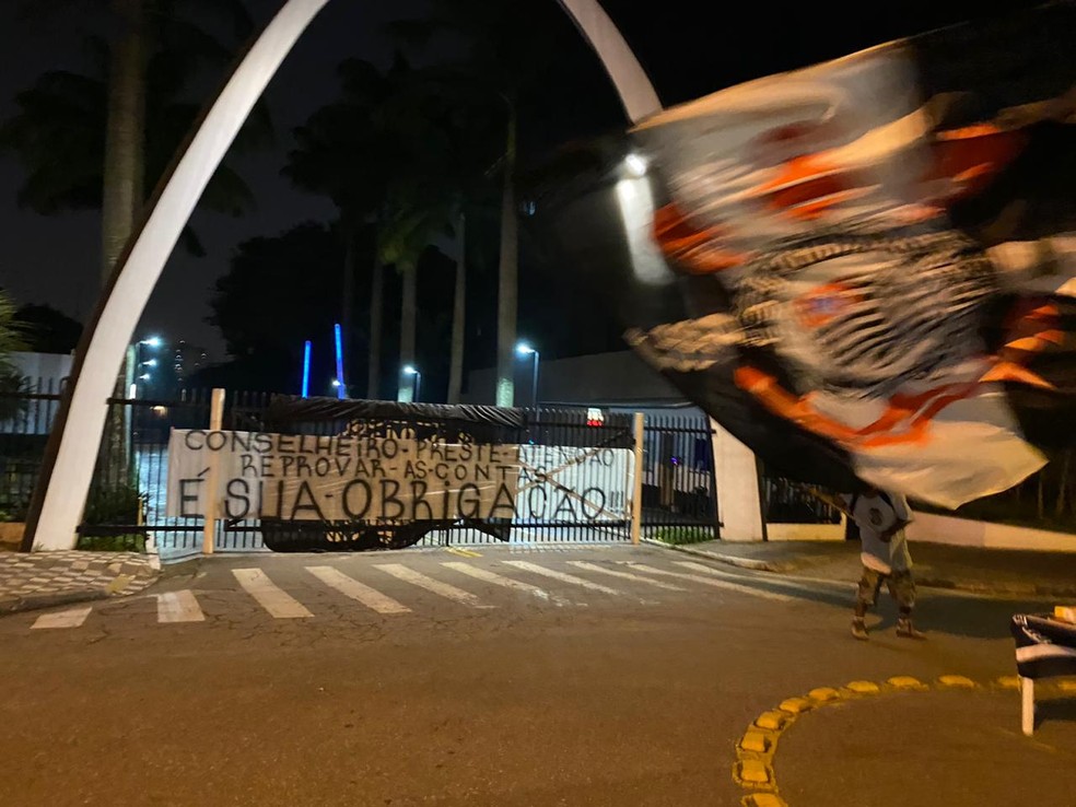 Torcedores pedem reprovação do balanço do Corinthians de 2019 — Foto: Arquivo