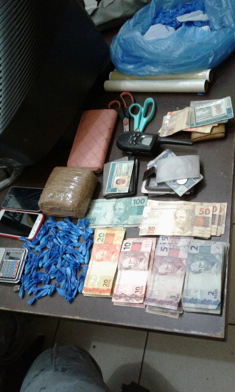 Grupo foi pego trouxas e tabletes de entorpecentes, quantias em dinheiro, um rádio de longa distância, celulares, tesouras e uma calculadora (Foto: Divulgação/PM-AC)