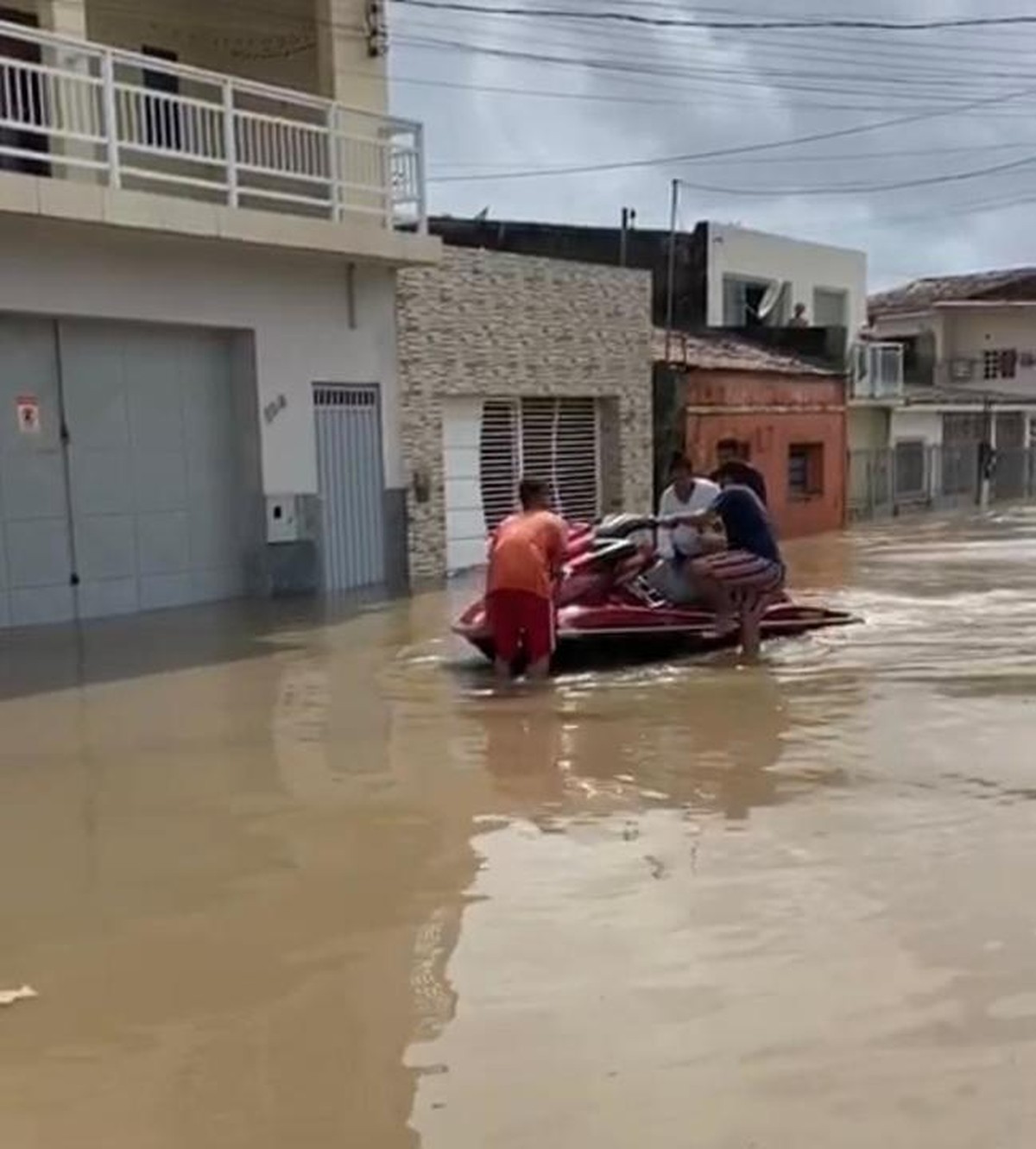 Com casas e ruas inundadas, São Miguel dos Campos, AL, entra em situação de emergência Alagoas