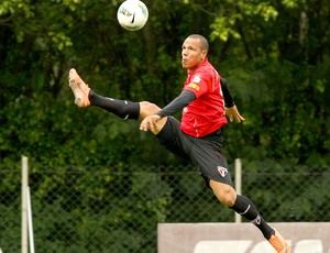 Com desfalques, Leão aposta em Luis Fabiano, que vai rever Dagol