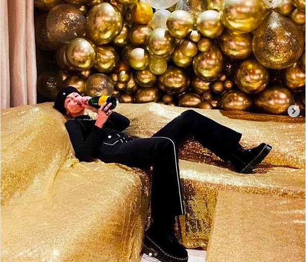 A cantora Miley Cyrus celebrando a chegada de 2019 com uma garrafa de champagne (Foto: Instagram)