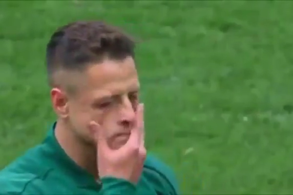 O choro e a emoção do craque mexicano Chicarito Hernández na partida entre México e Alemanha na Copa do Mundo (Foto: Reprodução)