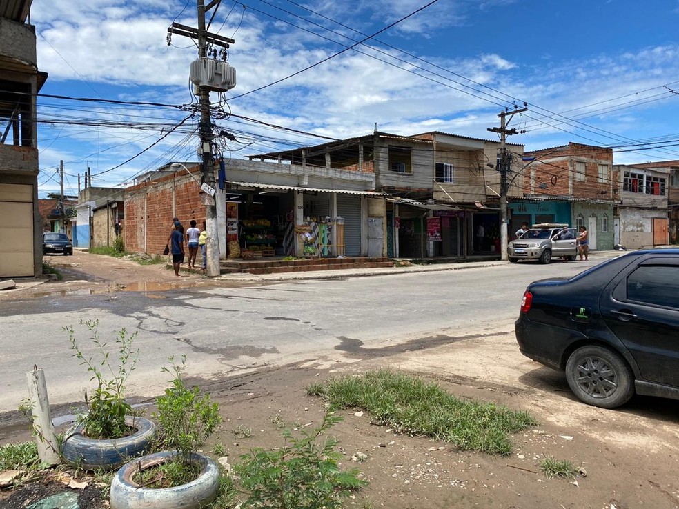 Avenida Gomes Freire, em Duque de Caxias; carro da PM passou pela via, próxima do local onde vítimas teriam sido atingidas — Foto: Reprodução/Arquivo Pessoal