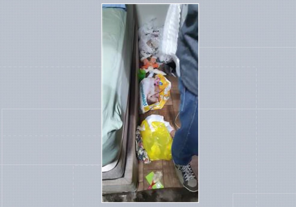 Segundo a polícia, fraldas, comida, cigarros e roupas estavam espalhadas pela casa. — Foto: Reprodução/RPC