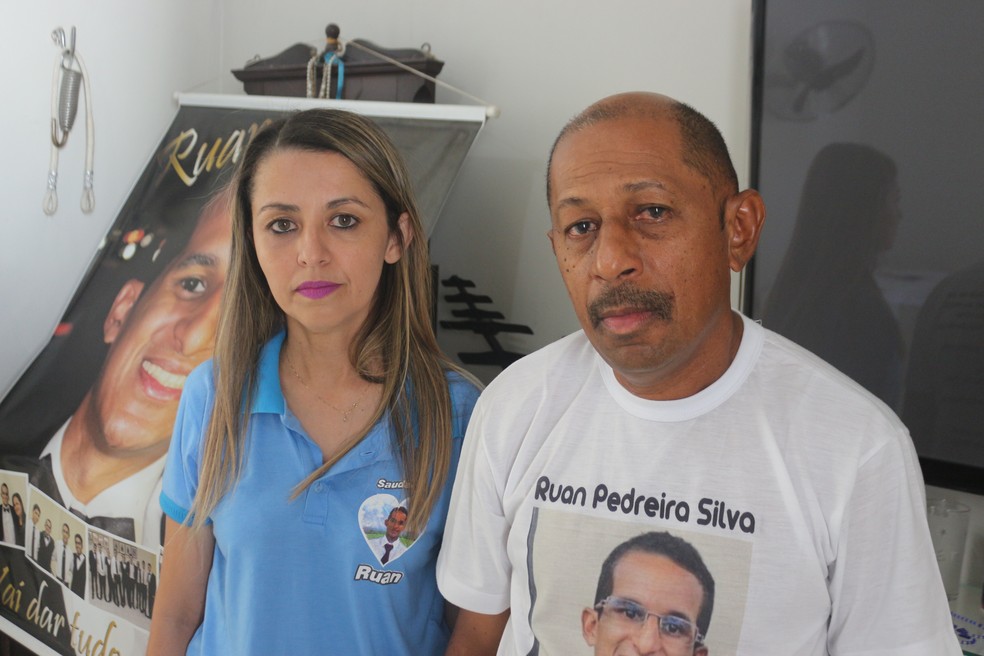 Jaqueline Nobre e José Carneiro, a prima e o pai do estudante Ruan Pedreira. (Foto: Andrê Nascimento/G1)