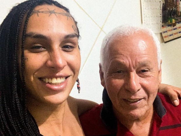Linn da Quebrada com o pai (Foto: Reprodução/Instagram)