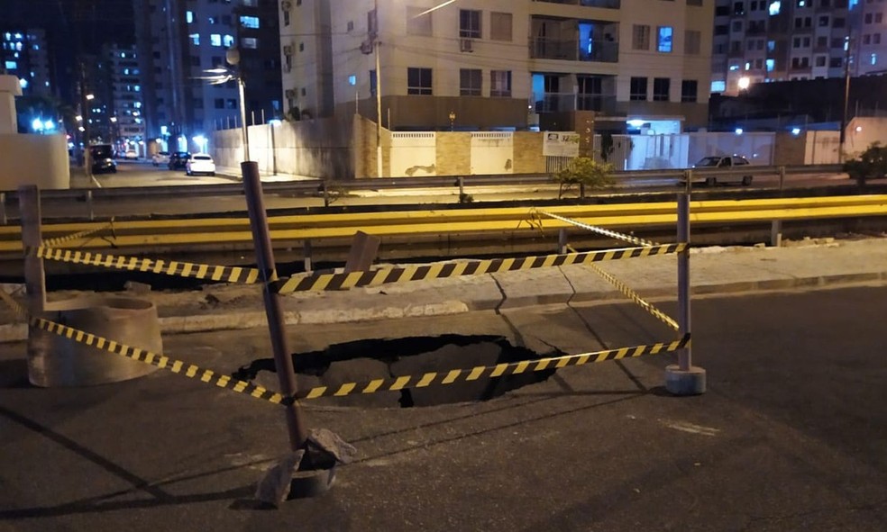 Cratera na Avenida Anísio Azevedo, em Aracaju — Foto: Reprodução/TV Sergipe