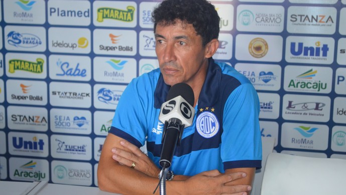 Betinho, técnico do Confiança (Foto: Felipe Martins/GloboEsporte.com)