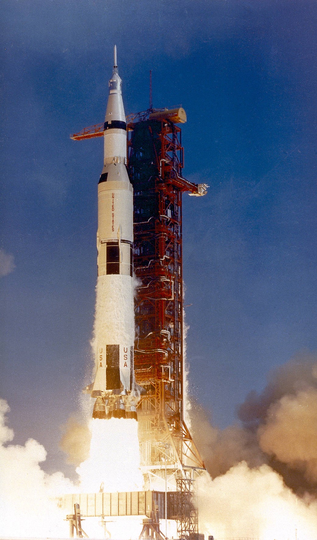 Veículo de lançamento Saturn V (SA-506) para a decolagem da missão Apollo 11 às 8:32 da CDT, 16 de julho de 1969, do complexo de lançamento 39A no Centro Espacial Kennedy (Foto: NASA)