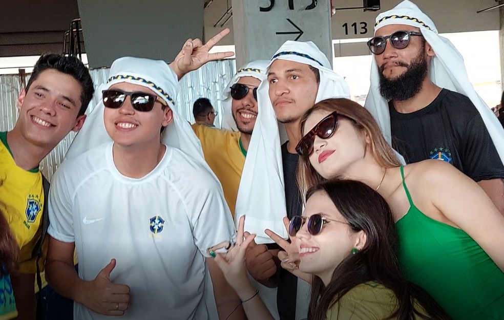 Torcedores se vestiram de árabes para acompanhar o jogo na Arena.  — Foto: Francisco Bento/Rede Amazônica