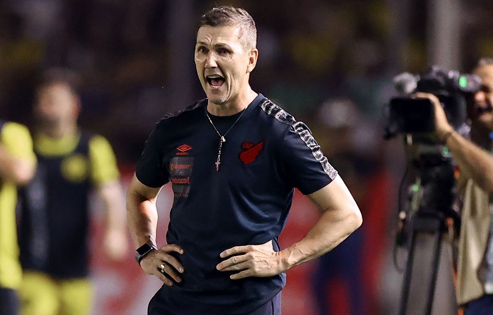 Turra vê Athletico como candidato ao título da Libertadores: 
