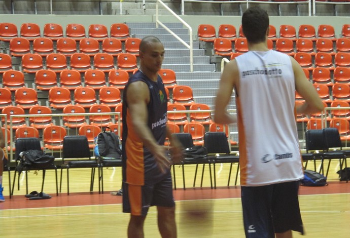 Antes de encarar o Bauru, Fla troca treino por papo de portas fechadas