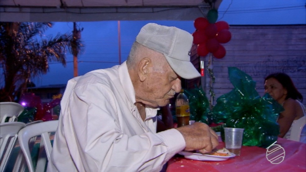 Antônio Gotardo, de 81 anos, não tem família e ficou feliz de ter com quem passar a noite de Natal.  — Foto: TV Morena/Reprodução