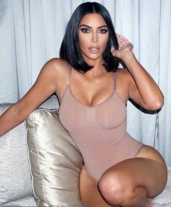 Kim Kardashian com uma das peças da sua nova marca SKIMS (Foto: Instagram)